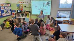 Policjant prowadzący prelekcję dla dzieci