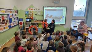 Policjant prowadzący prelekcję dla dzieci