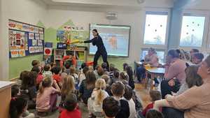 Policjant prowadzący prelekcję dla dzieci