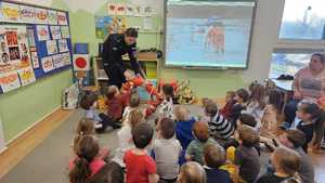 Policjant prowadzący prelekcję dla dzieci