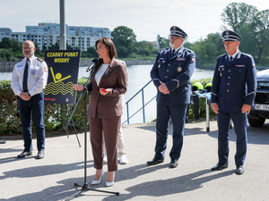 Briefing o bezpieczeństwie nad wodą oraz przekazanie sprzętu służbowego Komendzie Stołecznej Policji