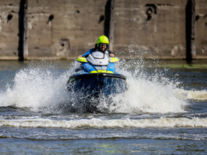 Briefing o bezpieczeństwie nad wodą oraz przekazanie sprzętu służbowego Komendzie Stołecznej Policji