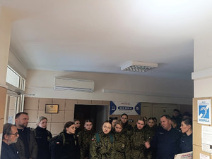 Uczniowie szkoły mundurowej w Komisariacie Rzecznym Policji