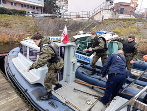 Uczniowie szkoły mundurowej w Komisariacie Rzecznym Policji