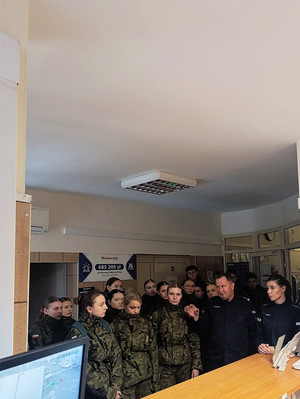 Uczniowie szkoły mundurowej w Komisariacie Rzecznym Policji