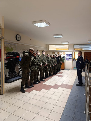 Uczniowie szkoły mundurowej w Komisariacie Rzecznym Policji
