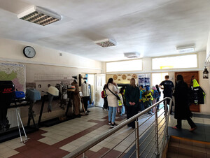 Wycieczka szkolna na terenie Komisariatu Rzecznego Policji w Warszawie