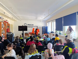 Wycieczka szkolna na terenie Komisariatu Rzecznego Policji w Warszawie