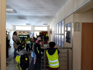 Wycieczka szkolna na terenie Komisariatu Rzecznego Policji w Warszawie