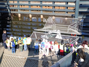 Wycieczka szkolna na terenie Komisariatu Rzecznego Policji w Warszawie