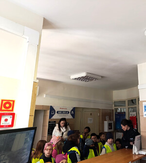 Wycieczka szkolna na terenie Komisariatu Rzecznego Policji w Warszawie