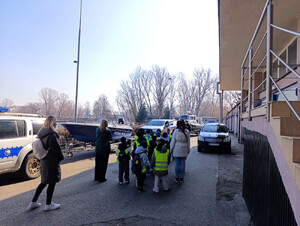 Wycieczka szkolna na terenie Komisariatu Rzecznego Policji w Warszawie