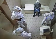 Policjanci z zatrzymanym podczas rozprawy on line