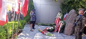 Policjanci KPPL Warszawa Okęcie składający kwiaty
