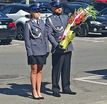 Policjanci KPPL Warszawa Okęcie składający kwiaty