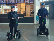 Policjanci na Lotnisku Chopina patrolują terminal poruszając się pojazdami Segway