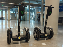 Policjanci na Lotnisku Chopina patrolują terminal poruszając się pojazdami Segway
