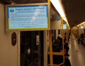 Ulotka z informacjami dla uchodźców z Ukrainy wyświetlona w pociągu warszawskiego metra