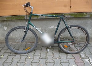 Na zdjęciu widoczny rower koloru zielonego.