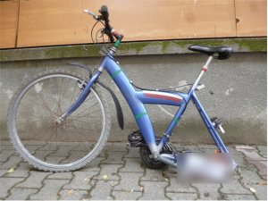Na zdjęciu widoczny rower koloru niebieskiego.