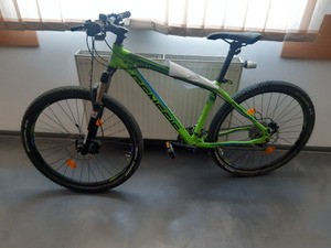 Zdjęcie przedstawia rower w kolorze zielono-czarnym