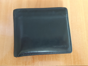 Na zdjęciu widoczny czarny portfel.