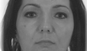 Zdjęcie przedstawia fragment twarzy kobiety, od górnej linii brwi, do dolnej linii ust. Kobieta na zdjęciu patrzy na wprost do aparatu. Zdjęcie jest szaro-białe.