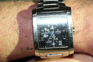 Zdjęcie przedstawia przegub dłoni, na której widać zegarek na bransolecie w kolorze srebrnym.