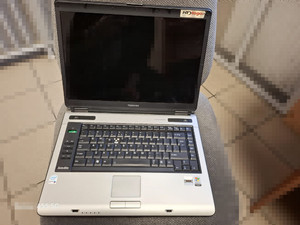 Zdjęcie przedstawia laptop.