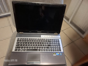 Zdjęcie przedstawia laptop.