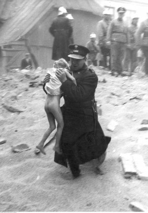 Policjant wynoszący dziewczynkę z miejsca katastrofy budowlanej. Warszawa 1932
