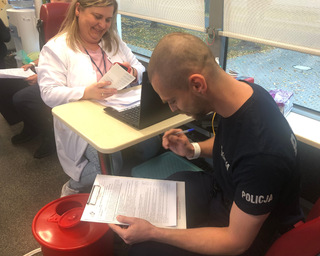 Policjanci oddają krew