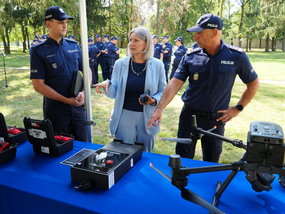 Przekazanie sprzętu dla Komendy Stołecznej Policji, dofinansowanego w ramach porozumienia z Zarządem Województwa Mazowieckiego